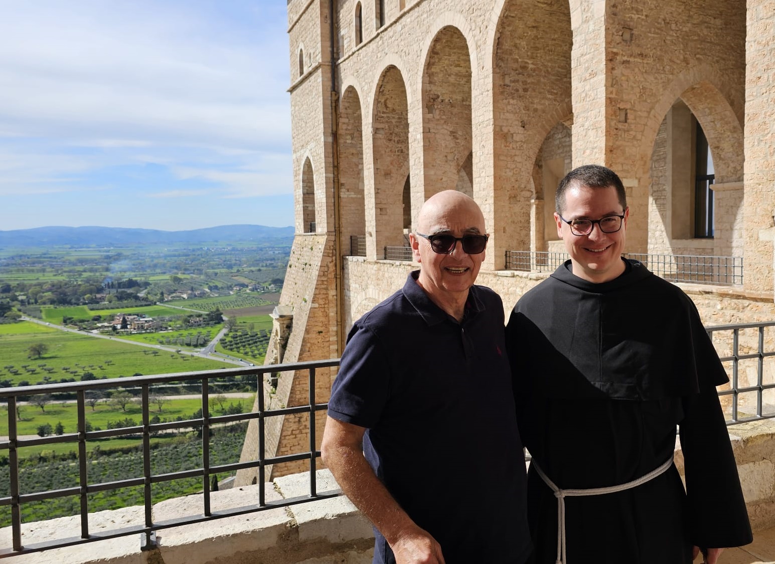 Jean-Paul Poletti aux côtés du Père Peter Hrdy OFM conv - Basilique papale de St François d’Assise (Ombrie - Italie)
